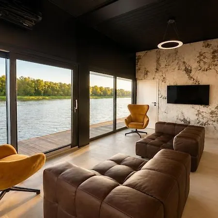 Botel Boat House For 7 With Jacuzzi