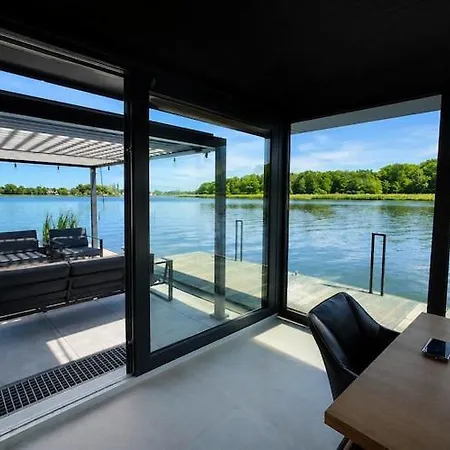 Boat House For 7 With Jacuzzi Botel