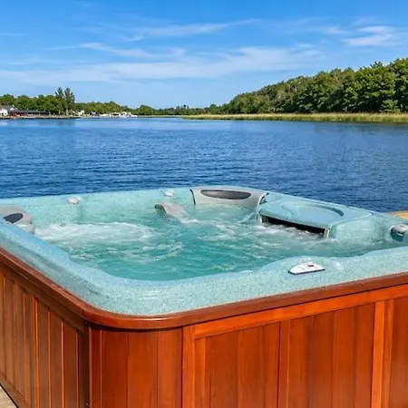 Boat House For 7 With Jacuzzi *