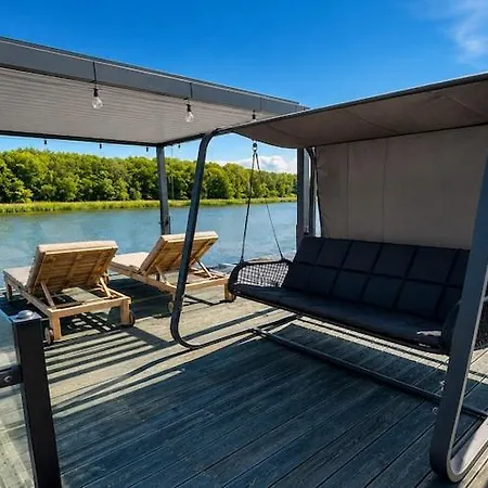 Botel Boat House For 7 With Jacuzzi *