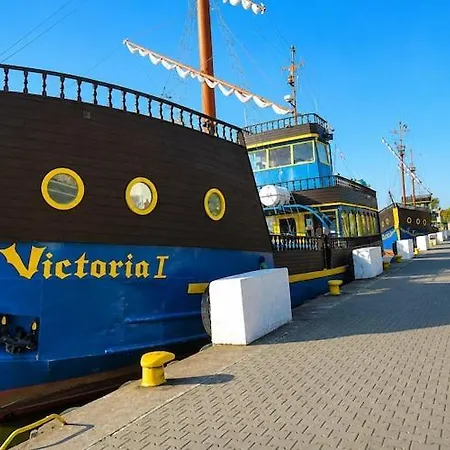 Boat House For 7 With Jacuzzi Botel *